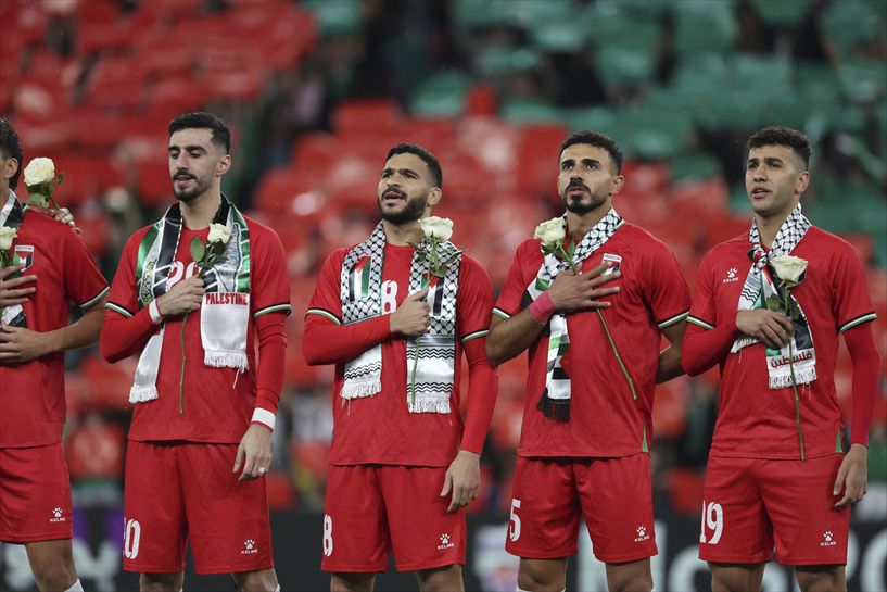 Palestinako jokalariak Palestinako ereserkia entzuten