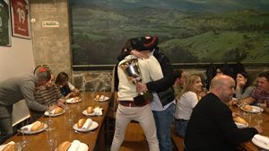 Harrera beroa egin diote Peio Etxeberria txapeldunari