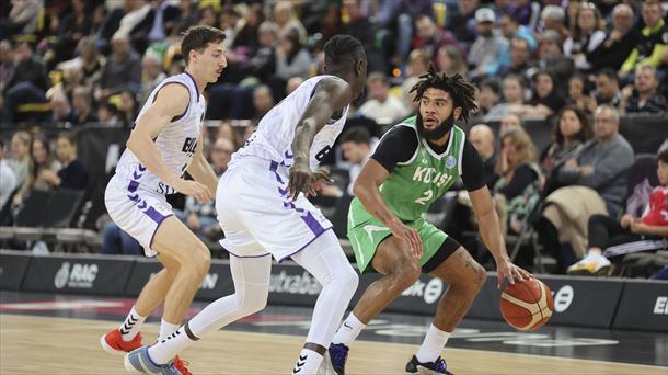 Surne Bilbao defiende un ataque del conjunto georgiano en Miribilla. Foto: EFE