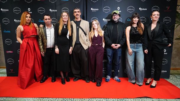 Algunas de las personas premiadas, junto a la responsable de PRIMERAN Iraide Muga