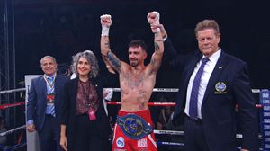 Jon Fernández, campeón de Europa de Peso Superligero por K. O. técnico