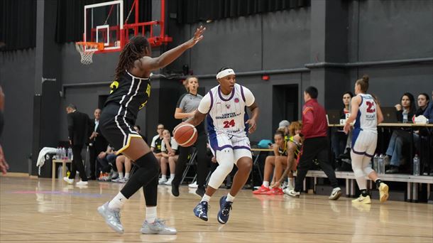 Adams, jugadora del Lointek, con el balón en un momento del encuentro. Foto: Lointek Gernika