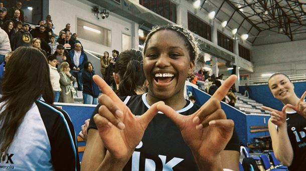 Las jugadores del IDK Euskotren celebran la victoria Foto: @ibaetabasket