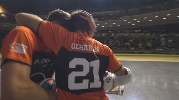 Abrazo entre Jean Olharan y Gorka Sorozabal al término del partido. Imagen: EITB