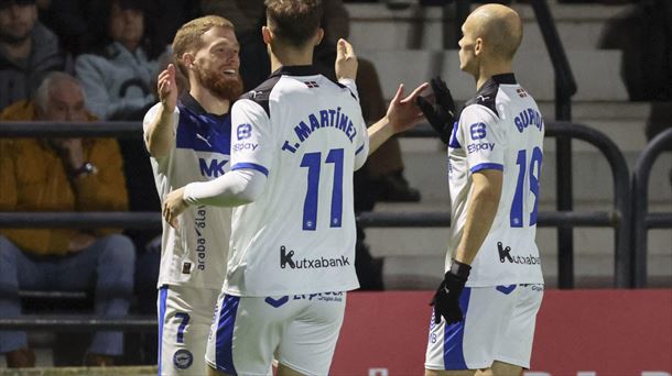 Carlos Vicente celebra el primer gol junto a sus compañeros. Foto: EFE