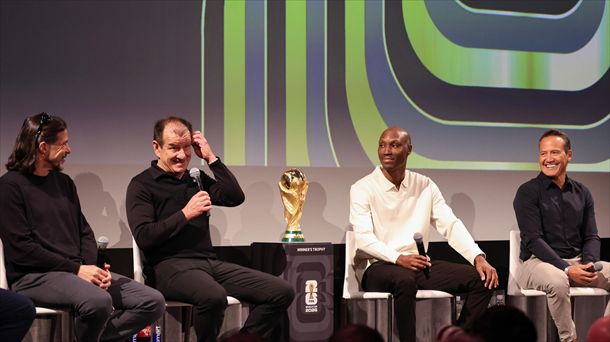 Exjugadores en el evento previo al sorteo