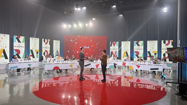 Asier Otegi ''Egun On'' albistegiko aurkezlea eta Isabel Octavio ETBren zuzendaria hasiera ematen