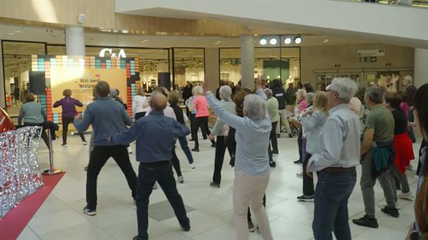 Jendetza animatu da Gasteizko Boulevard zentro komertzialean dantza egitera.