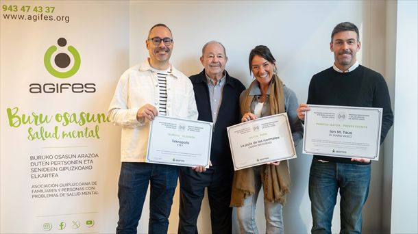 Los tres premiados, con el representante de Agifes