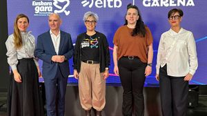 Representantes de Korrika y de EITB