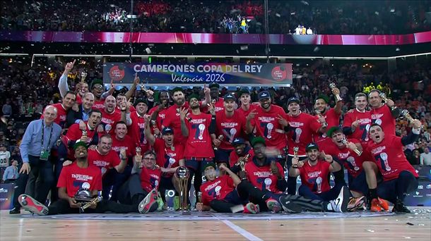 El equipo baskonista tras recoger la Copa 
