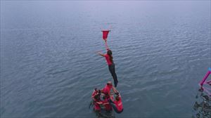 Marcela salta para coger el banderín de la victoria Yocahu