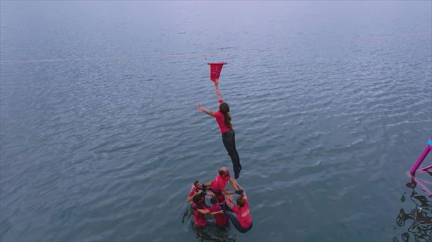 Marcela salta para coger el banderín de la victoria Yocahu