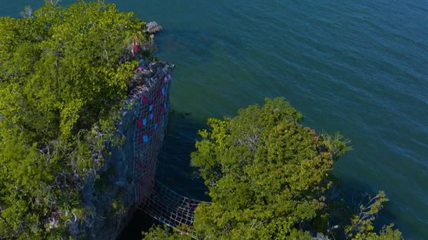La red con banderines en el islote cortado