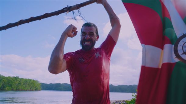 Keni celebra, ikurriña en mano, que ha ganado el primer juego de la unificación