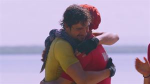 Aimar y Monty celebran que han ganado el juego de la red invertida
