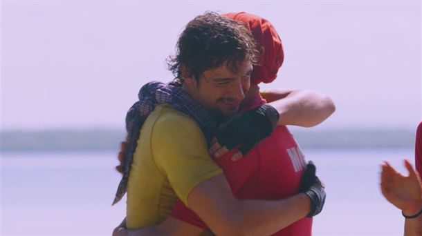 Aimar y Monty celebran que han ganado el juego de la red invertida