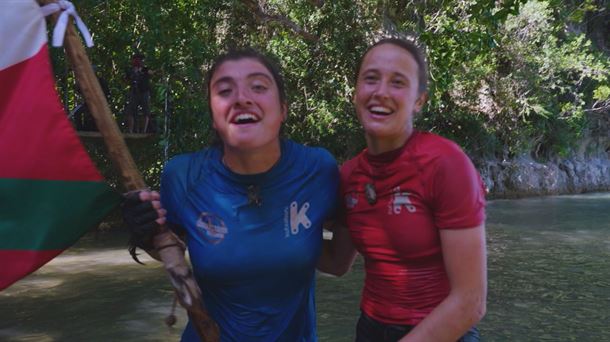 Libe y Jaio celebran que han ganado el juego de escalera al cielo