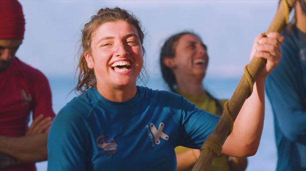 Libe, sonriente, con la ikurriña de ganadora del juego de cangrejos