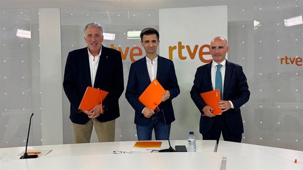 Entzierroak beste 4 urtez euskaraz eskaintzeko akordioa itxi du EITBk Iruñeko Udalarekin eta RTVErekin