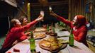 Aimar, Jaio y Monty disfrutan de unas pizzas mientras se preguntan qué pruebas habrá en la final