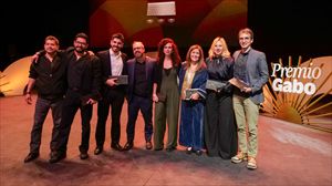 Foto de familia de las y los premiados 
