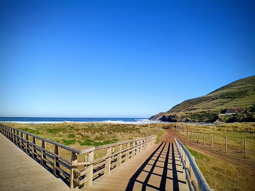 Playa la arena en este inicio del mes de noviembre con cielo despejado ...
