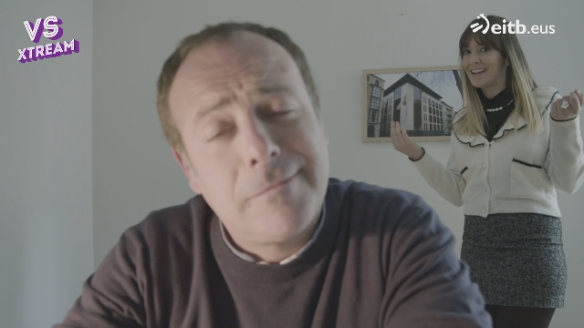 Aparenta Vivir De Lujo