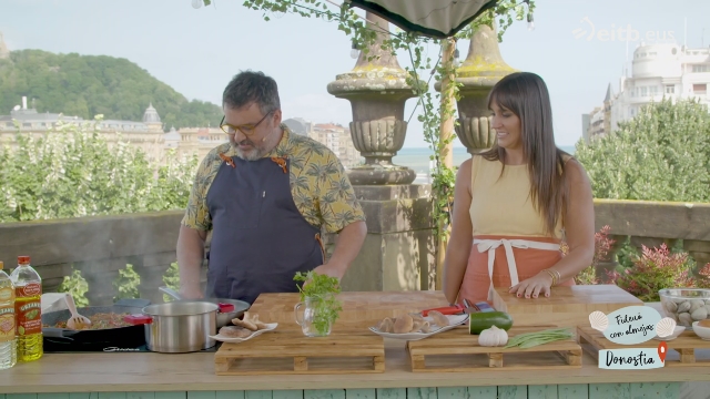 Fideuá de verduras con almejas