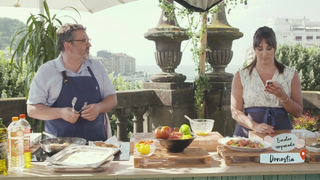Dorada empanada con mayonesa de anchoas y ensalada de tomates