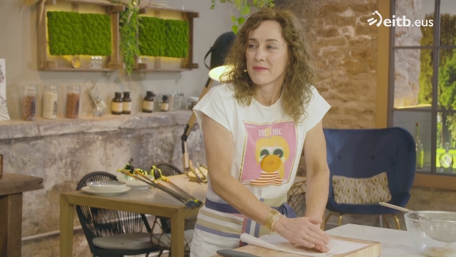 Cous-cous, pekorino, sagar, datil eta intxaur entsalada patata opil kurruskariarekin