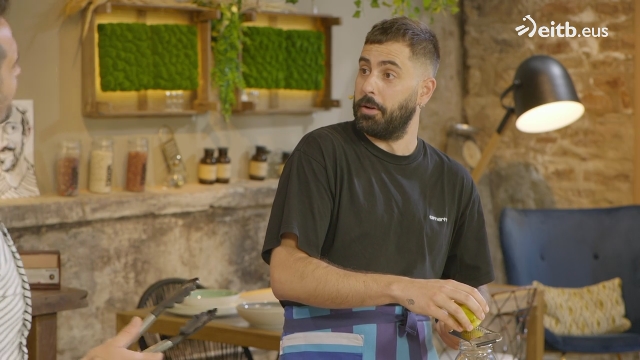 Babarrun gorri, arroz basati eta ahuakate entsalada kukulu erreekin