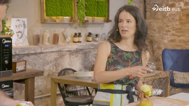 Sagar eta udare konpota banila izozkiarekin