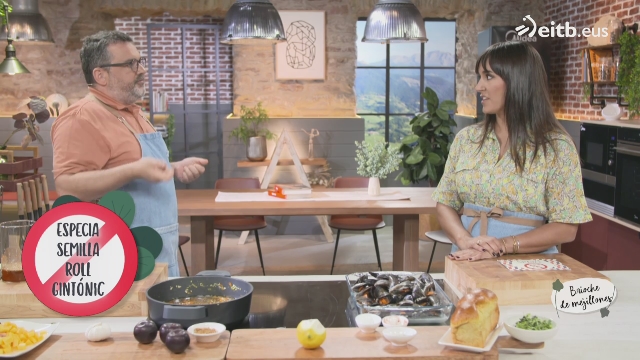 Brioche de mejillones en escabeche de rosáceas con aceitunas aliñadas