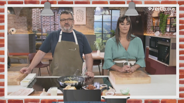 Trainera de papada con puerros, setas y mojo rojo