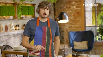 Piper gorri erre, txitxirio eta garagar entsalada