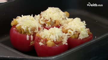 Tortillaz betetako tomateak