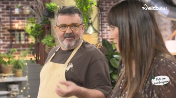 Pisto de berenjenas con hamburguesa de arroz y huevos