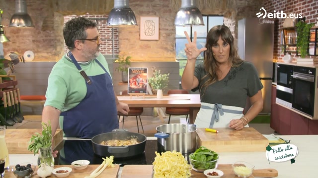 Pollo alla cacciatora con tallarines agli olio y espinaca