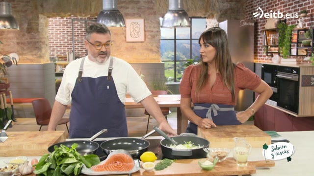 Salmón con salsa almendras y cuscús de zanahoria y espinacas