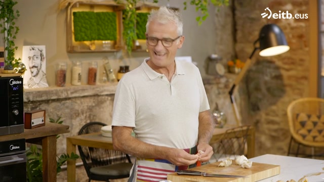 Txerri azpizuna bermut saltsarekin eta perretxikoekin