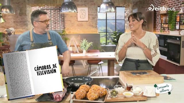 Croissants rellenos de rabo, queso brie y encurtidos