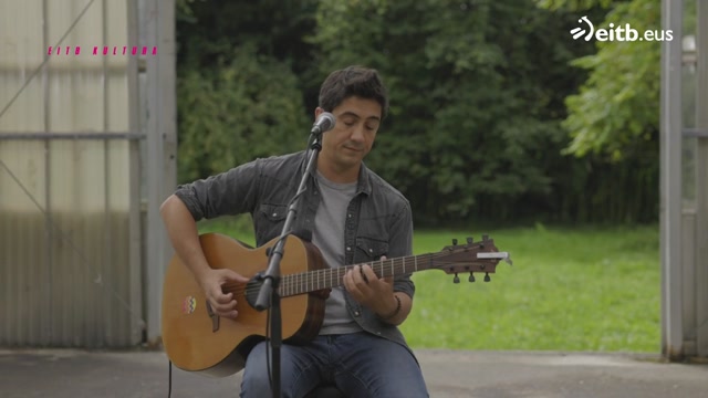 Nor Naizen Baneki, Jurgi Ekiza, Arantzazu Lizartza eta Argazki bat behelainoan