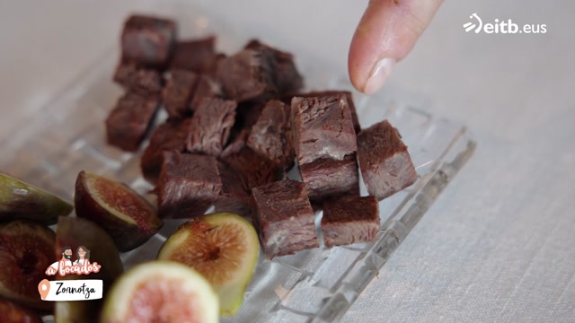 Pasta con puré de piquillos y tomate y boletus empanado
