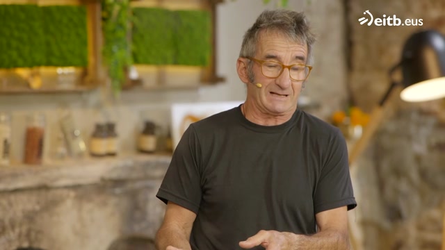 Patata eta hirugihar pastela tipula, tomate eta kaparra konfiturarekin