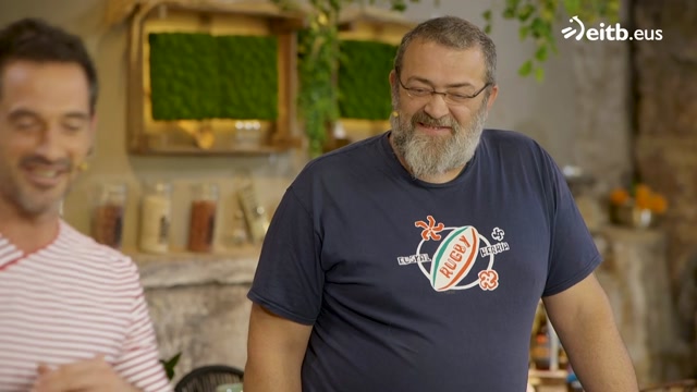 Gazta urdin, sagar, azalore frijitu eta intxaur entsalada