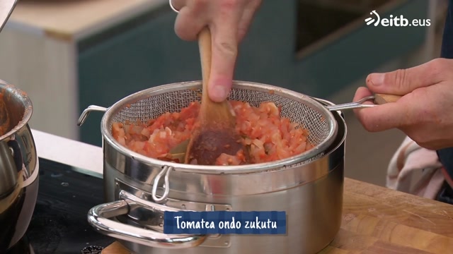 Tomate zopa beroa albaka lurrunetan