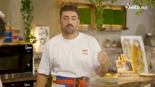 Hestebeteak tomate saltsa minarekin eta arrautzekin