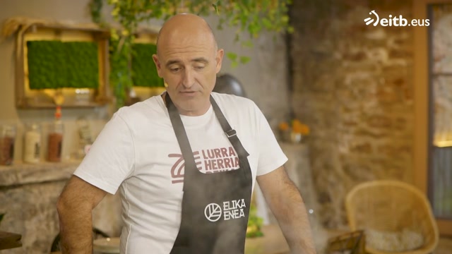 Txekor isatsa ardo beltzean perretxikoekin eta patata purearekin