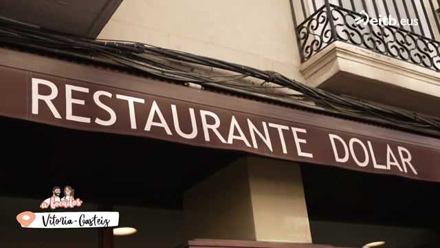 Lomo a la sal con salsa de ciruelas y parmentier de coliflor